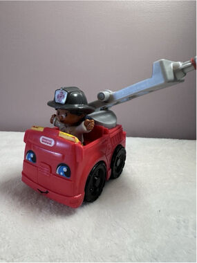 Fisher Price Little People To The Rescue Fire Truck With Firefighter Figure
